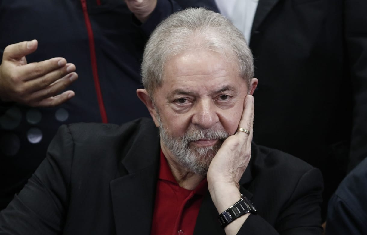Feladta magát a korrupció miatt elítélt brazil elnök