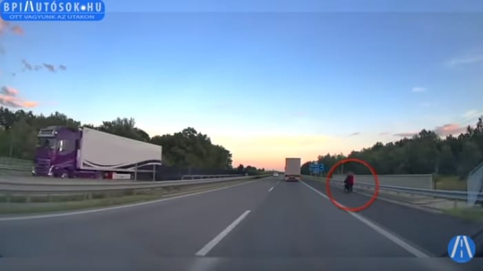 Kerekesszékben tolta az M5-ös autópályán társát egy nő