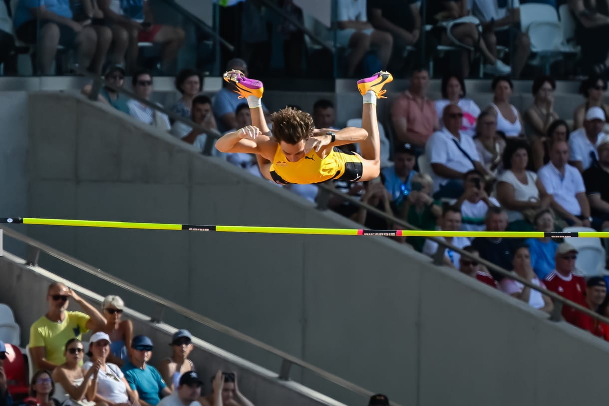 Armand Duplantis megdöntötte a rúdugrás világcsúcsát a budapesti tornán