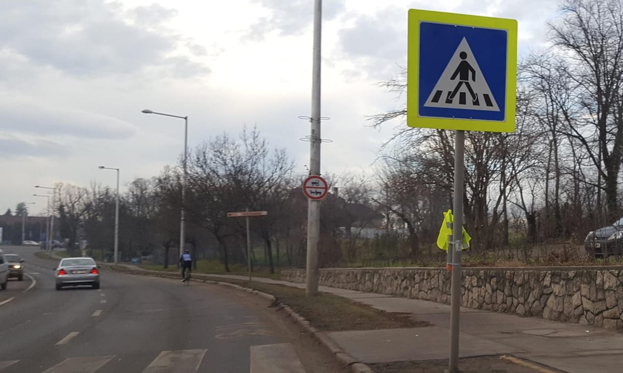 A Kétfarkú biztonságosabbá tette a zebrákat, de a közútkezelőnek nem tetszett a szabálytalan megoldás