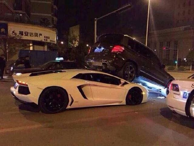 Mercedes GLK alá fúródott egy Lamborghini Aventador - fotó