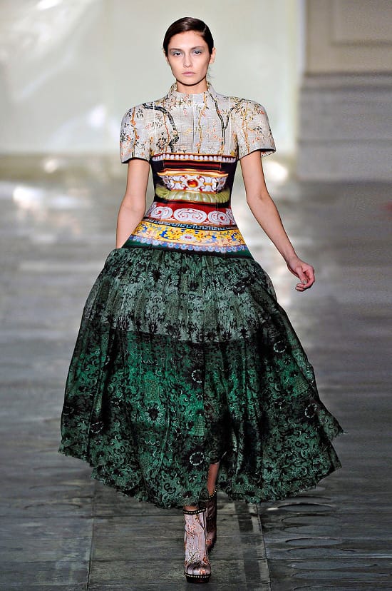 Kolibrik, virágszirmok, selyembrokátok - modellek Fabergé-tojásban