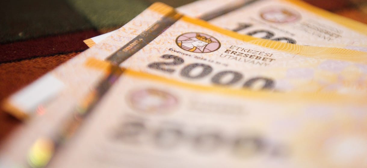 30 ezer forintos utalványt kap minden nyugdíjas, a kormány szerint „az indokolatlan áremelések ellen” lépnek fel