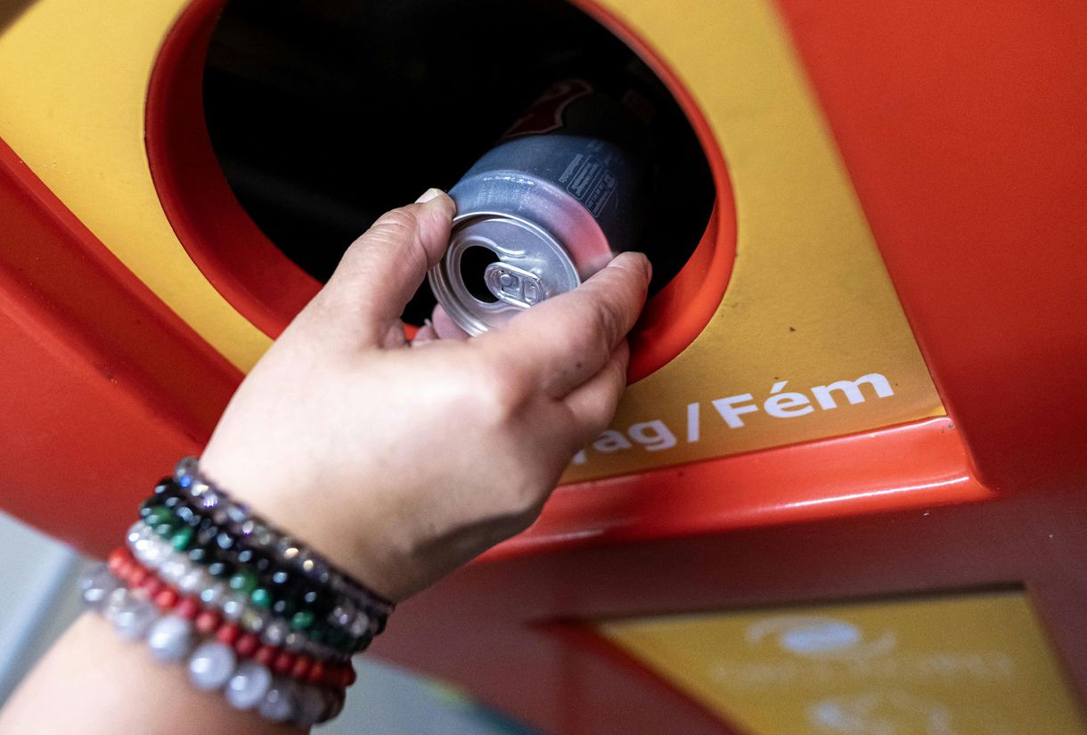Visszaváltottuk az első 50 forintos PET-palackunkat, és lefagyasztottuk a pénztárost