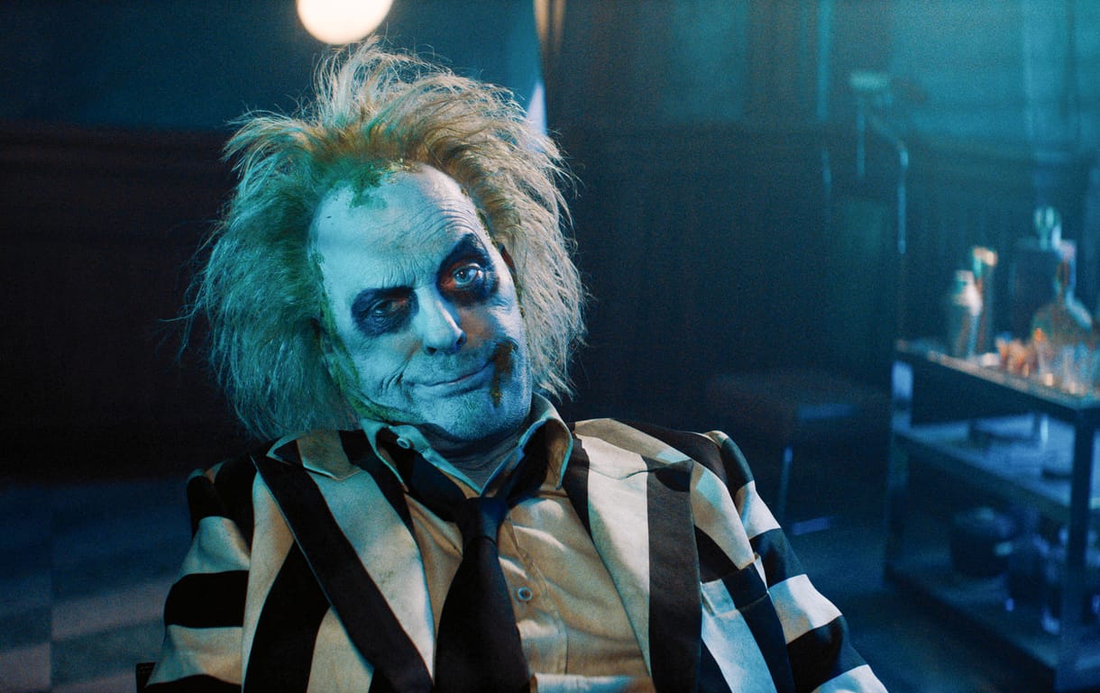 Feltámad a Halál, és bájosan tökkelütött: megnéztük a Beetlejuice folytatását