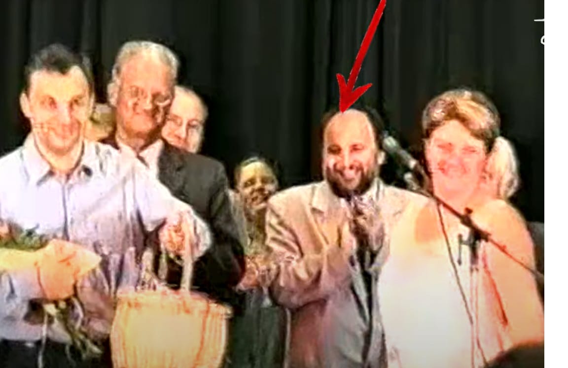 Kikerült egy videó, amelyen Orbán Viktor és a bicskei pedofil igazgató egy színpadon szerepelnek