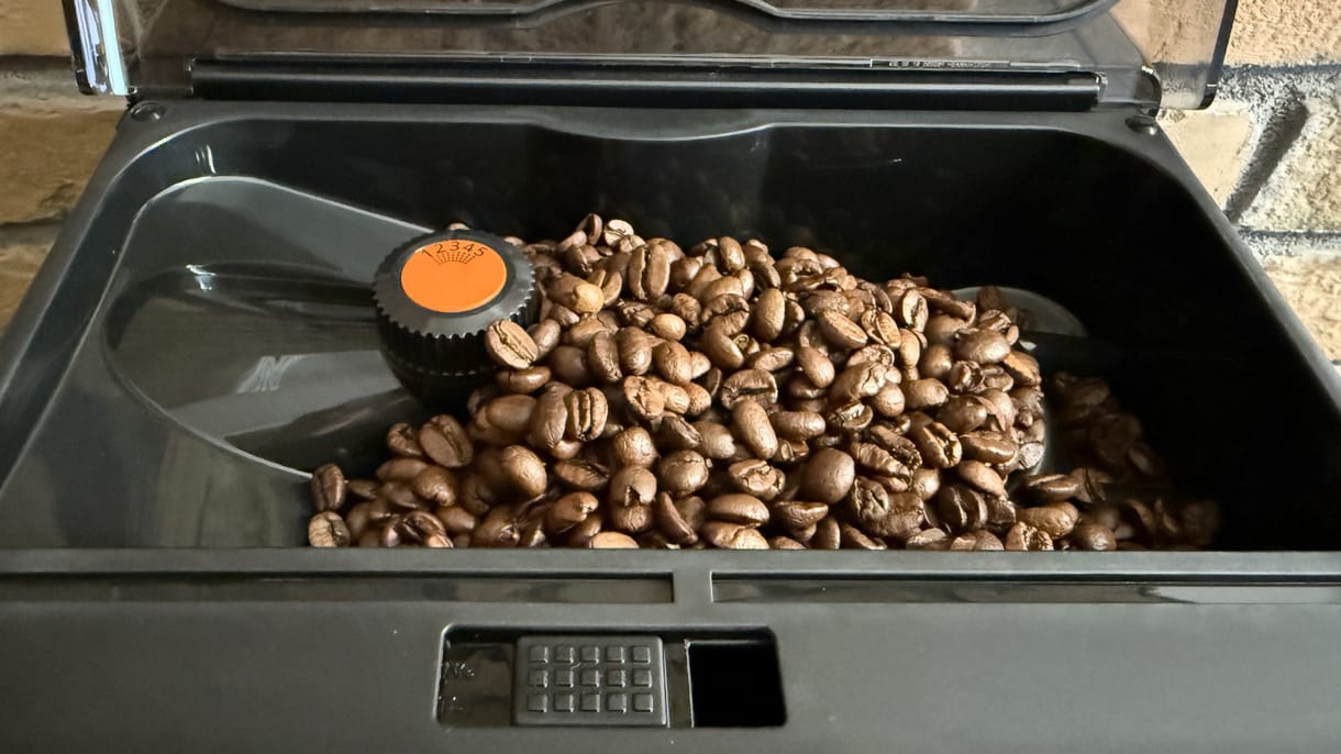 Egy eszpresszó vagy kettő, meg tucatnyi tejes kávéital – milyen kávét főz a Krups új automata gépe?