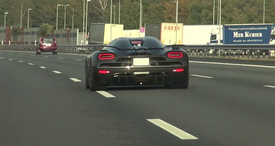 Videó: Ritka ilyen minőségben látni 300 km/h-a feletti kergetőzést autópályán