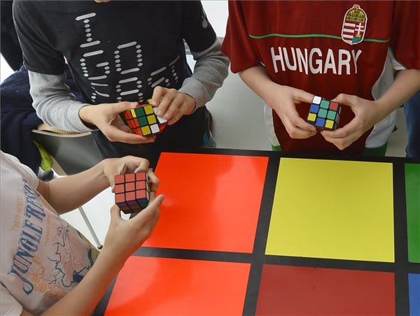 Orrvérzésig Rubik-kockáztak a magyar kreativitás napján