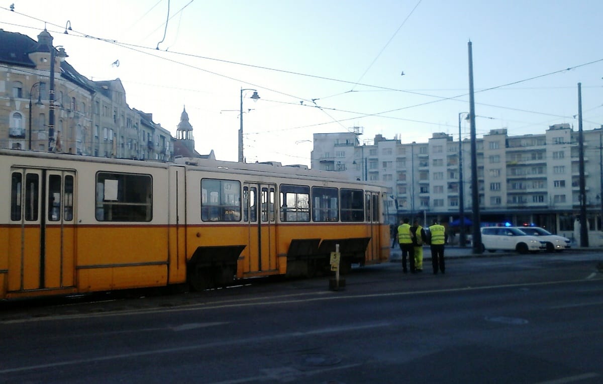 Lerobbant busz állta el a villamos útját a vágányokon Budán