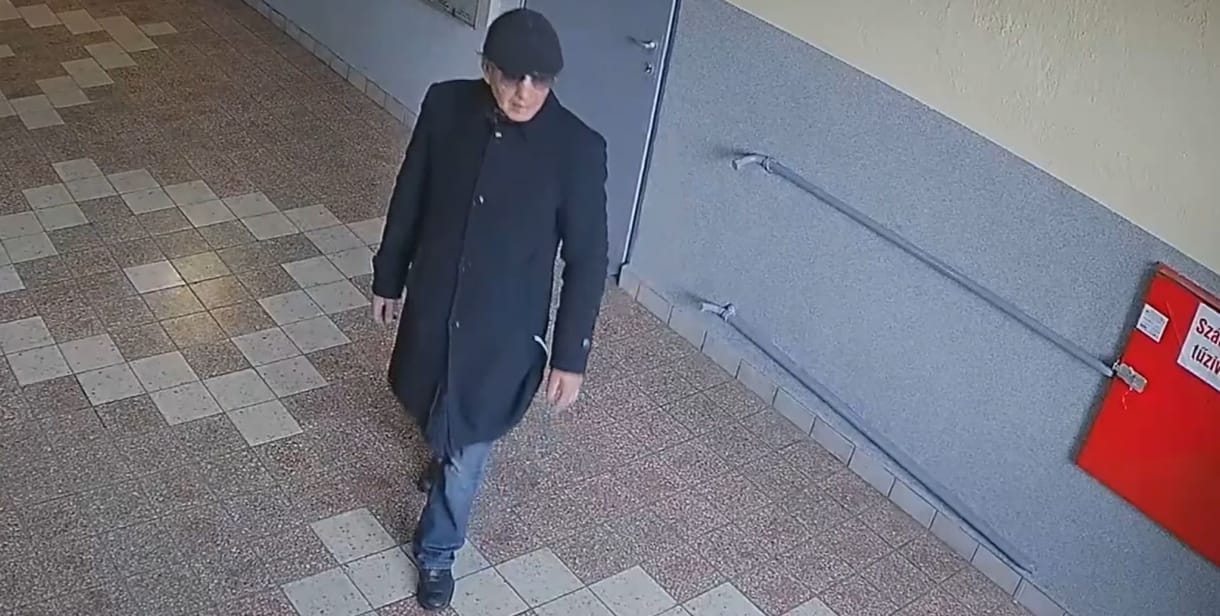 Ezt a besurranó tolvajt keresi a rendőrség – videó