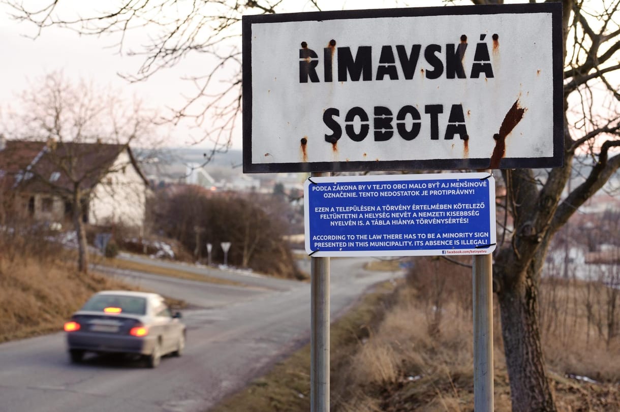 Több tucat magyar névtábla hiányzik Szlovákiában 