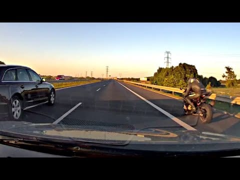 Vajon mennyivel ment ez a motoros a leállósávban?