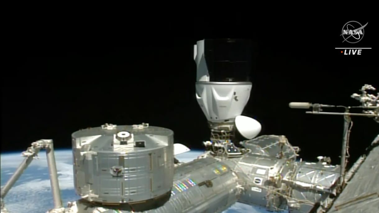Videón, ahogyan sikeresen dokkolt a Nemzetközi Űrállomáson a SpaceX űrhajója