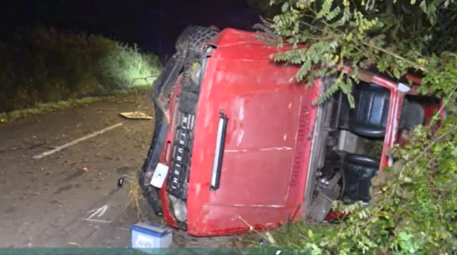 Két kocsi is áthajtott egy úton fekvő férfin, aki kizuhant az autójából