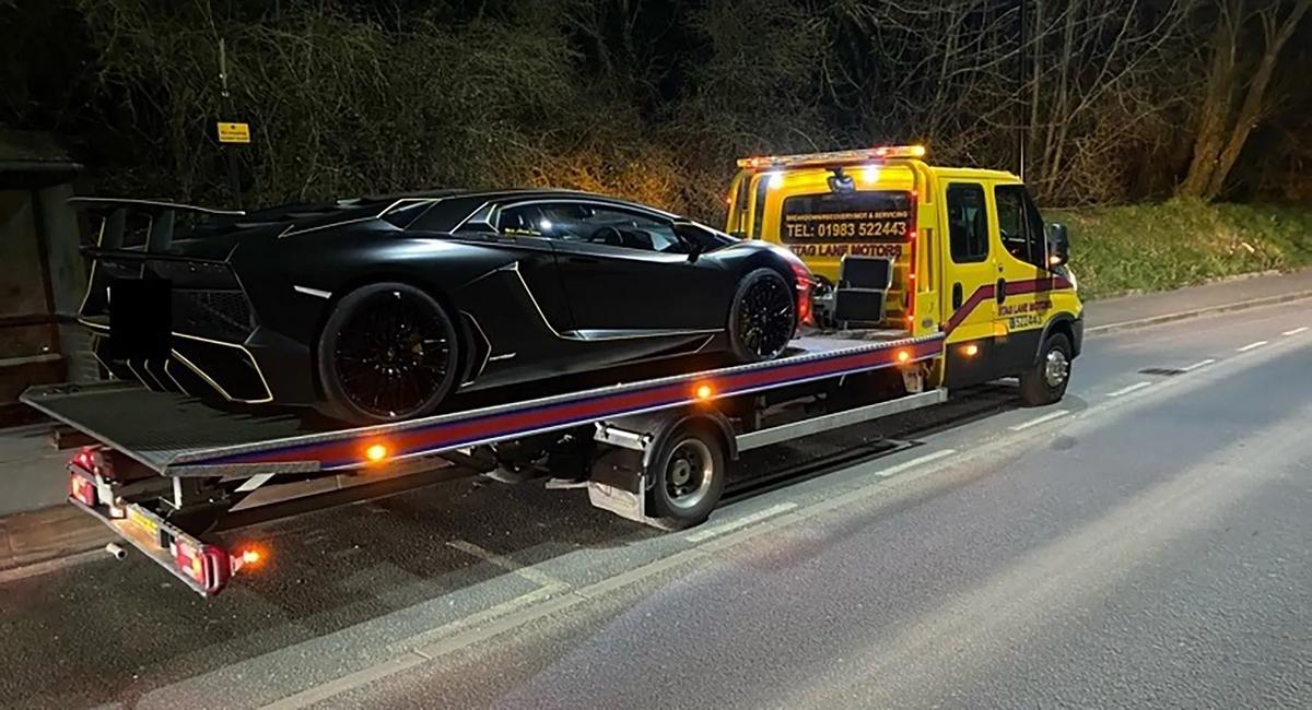 Tréleren vitték el a Lamborghinit, mert a gazdája elkésett az 