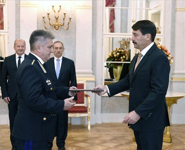Előléptették a III/II-es államtitkárt október 23-a alkalmából