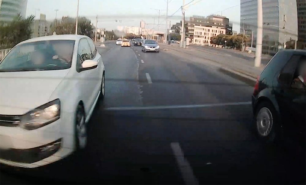 Közel volt a baleset az Árpád hídon, a kanyarodósávon átvágó autós miatt - videó