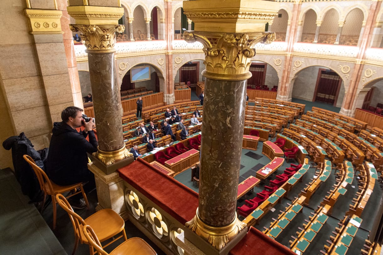 Cikluszárásra bevégeztetett: a kormány végrehajtó szervezetévé vált a parlament
