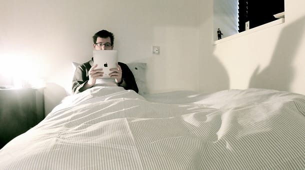 Ezért ne használja táblagépét, telefonját az ágyban