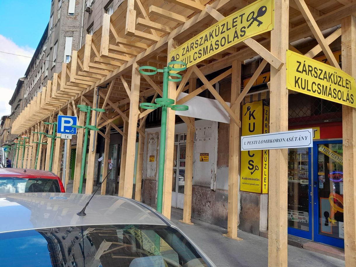 Lombkoronasétányt avattak a budapesti Népszínház utcában is