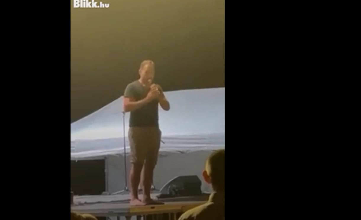 Ittasan káromkodott egy győri politikus a színpadon