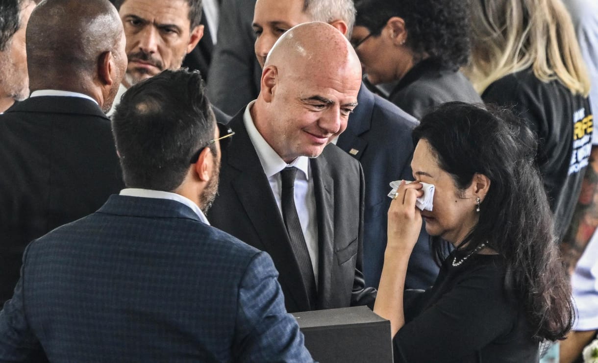 Pelé koporsója közelében szelfizett Gianni Infantino