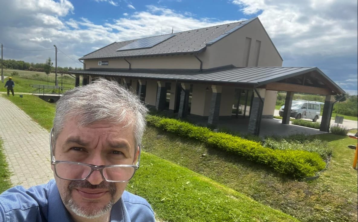 „Ez felépült, csak minek” – a csisztapusztai kisvasútállomáson járt Hadházy Ákos