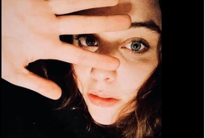 SZFE-s pulóvere miatt zaklatta egy férfi Bajor Lilit a Ferenciek terén