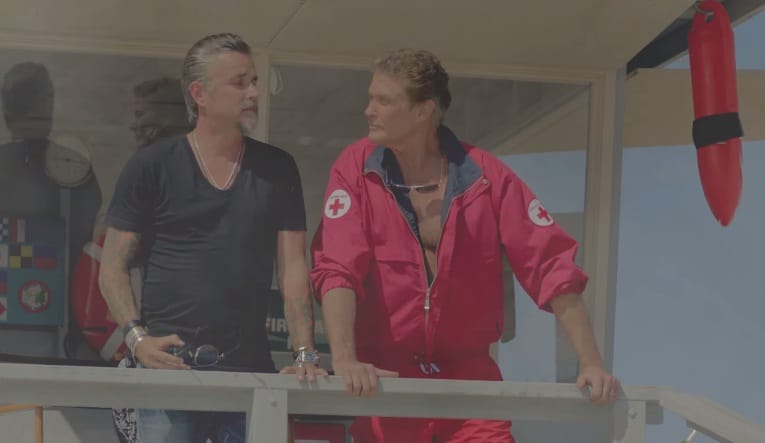 Videó: Hasselhoff újra vízimentőnek áll az őrült Dodge-reklámban
