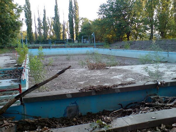 Így evett meg az idő egy 74 éves szabadtéri uszodakomplexumot – nézzen képeket!