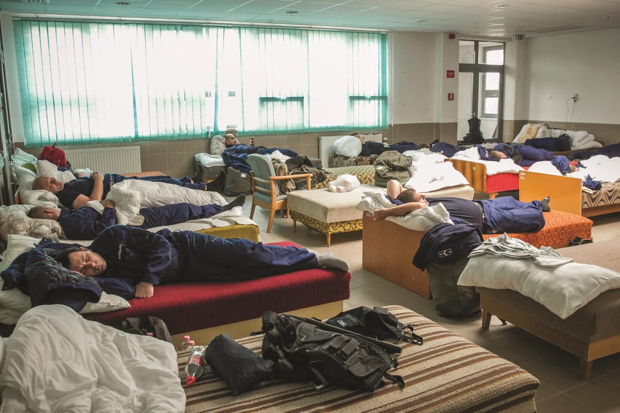 Fotó: Tömegszálláson pihennek a határon szolgáló rendőrök