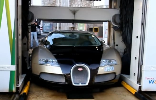 Szentségtörés egy Bugattit gépi mosóban tisztítani? – videó