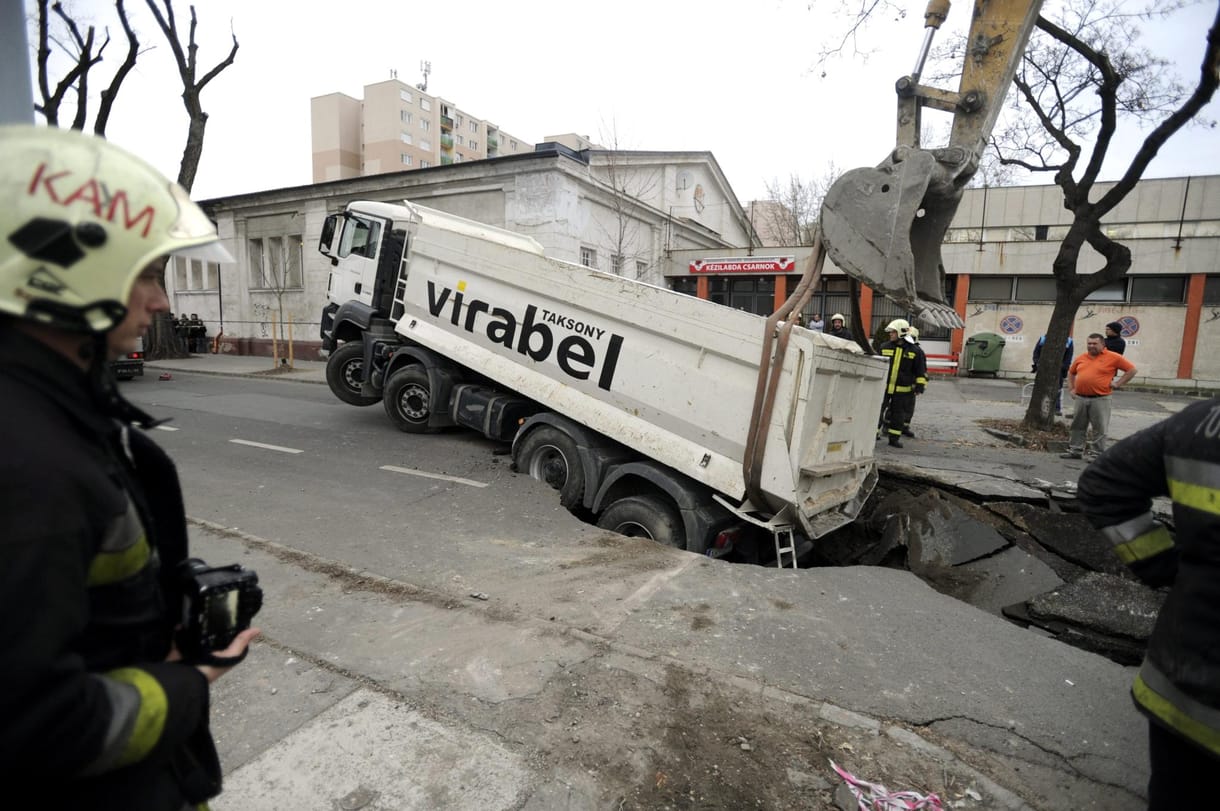 Fotók: A Klapka utca egyszerűen elnyelt egy teherautót