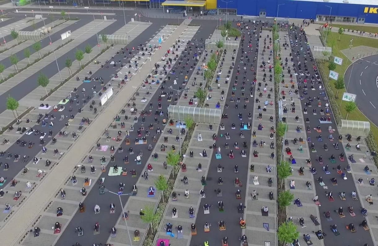 Muszlim imahellyé alakult egy IKEA-parkoló Németországban