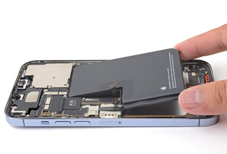 Mi lenne, ha 5000 mAh-s akkut kapna az idei legerősebb iPhone?