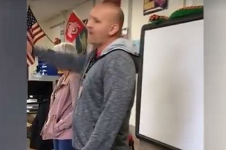 Kiállt a tanár az osztálya elé, mert pletykáltak róla és egy kolléganőjéről – megható videó
