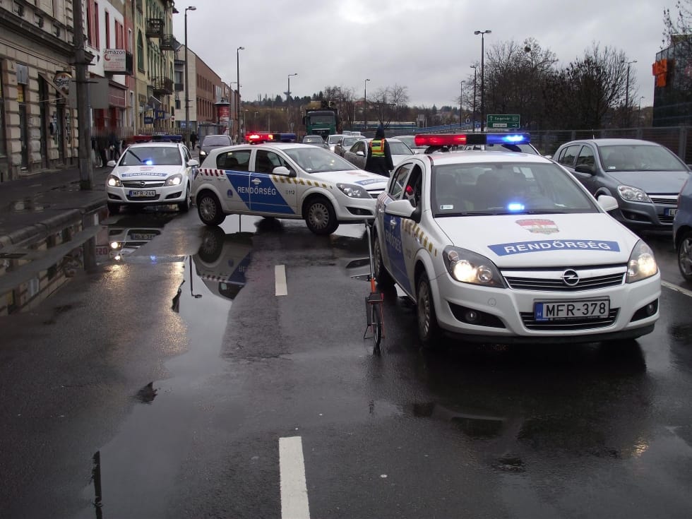 Saját autója ütötte el, járókelő mentette meg (fotóval)