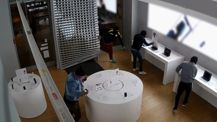 Nem csak iPhone-okat, a MacBookokat is vitte a budapesti Apple-boltot kifosztó banda