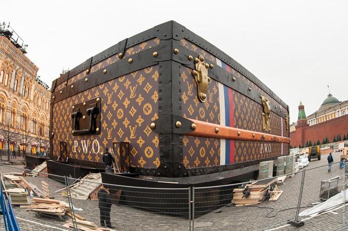 Fotó: óriási Louis Vuitton-bőrönd pottyant a moszkvai Vörös térre