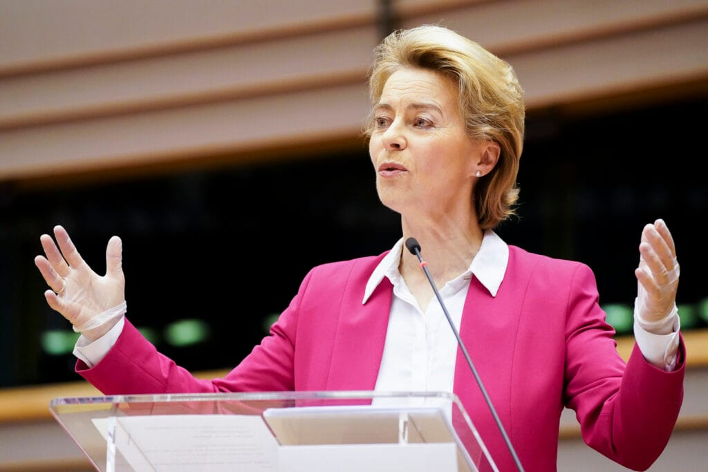 Von der Leyen azt akarja, egyszerre kezdjék oltani az embereket az Európai Unióban