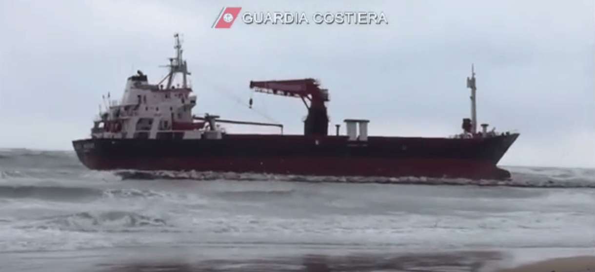 Videó: Akkora szél van Bariban, hogy kifújt a strandra egy teherhajót