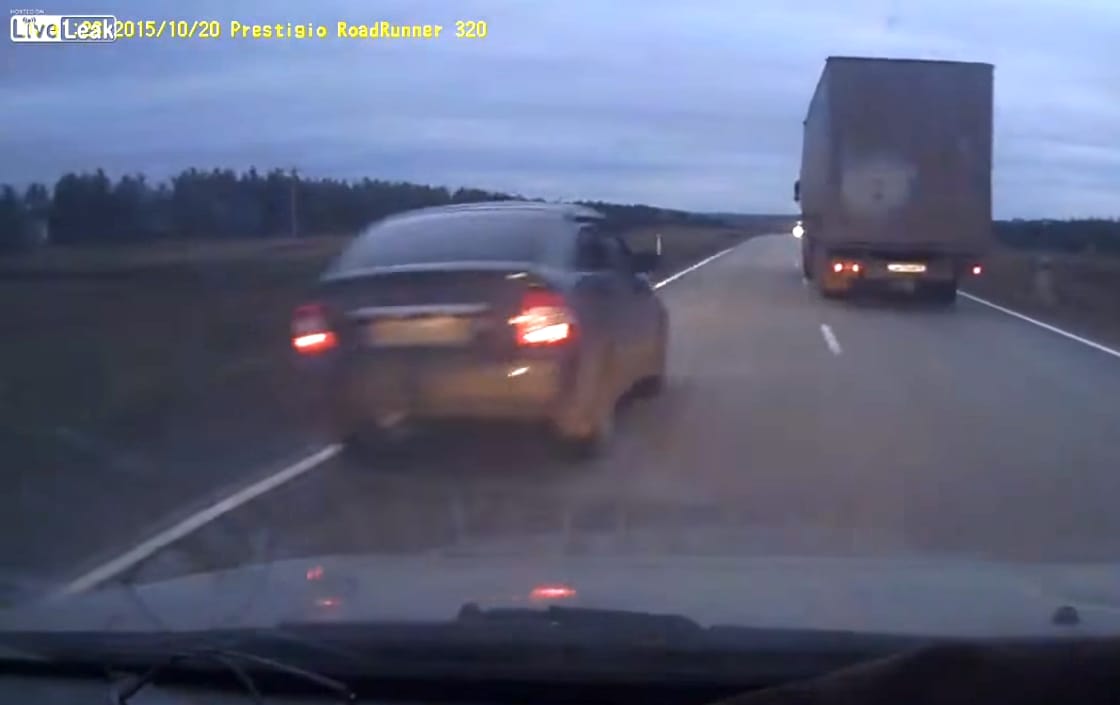 Veszélyes előzés: így lesz baleset a manőver vége – videó