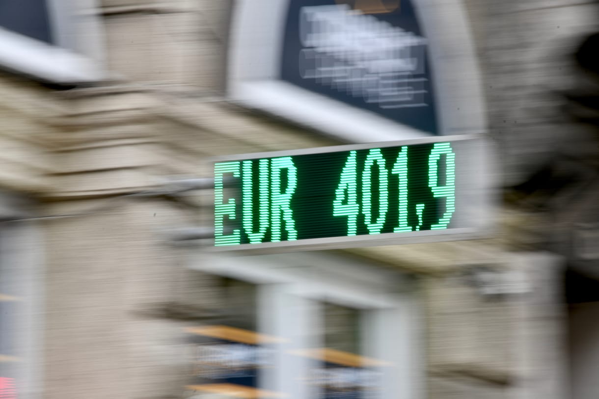 Így esett a forint az euróval szemben 229-ről közel 400-ig