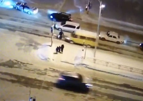 Néhány pillanat alatt kétszer gázolták el ugyanazt a gyalogost - videó