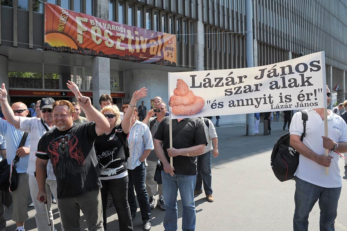 Tettrekész rendőrök a Kossuth téren