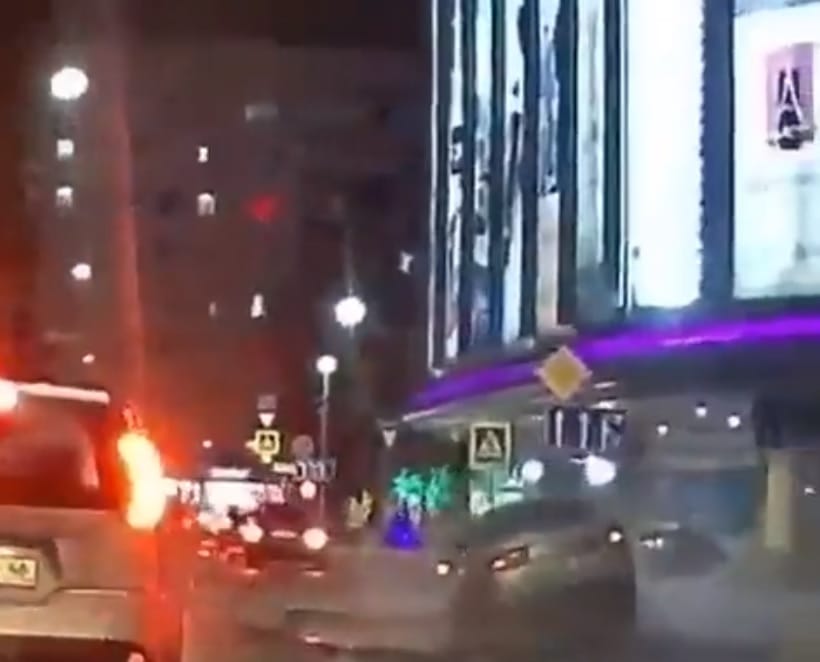 Úgy tűnt el az autó a munkagödörben, mintha ott sem lett volna – videó