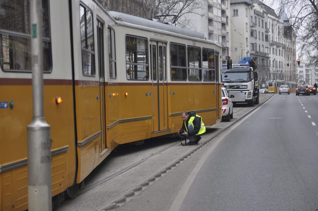 Fotók: Leugrott a sínről a Bartók Béla úton kisiklott villamos