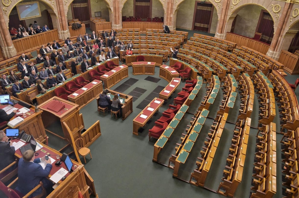 A Fidesz nem ment el, határozatképtelen lett a kilakoltatások ügyében összehívott parlamenti ülés