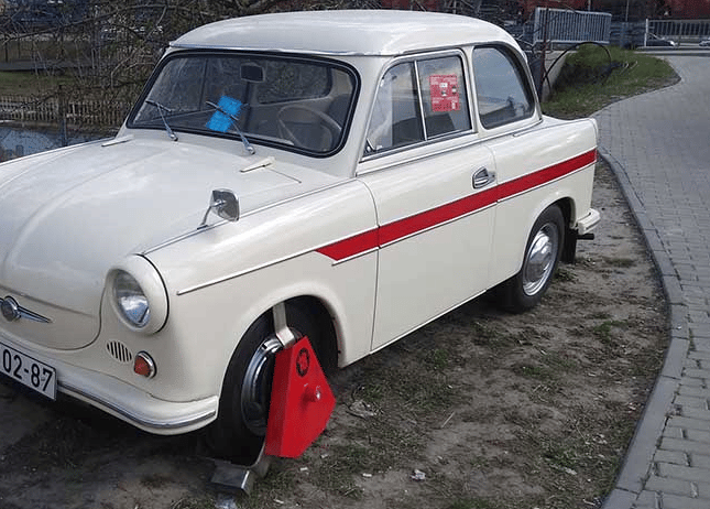 Hiába egy csodás 60 éves Trabant, megkapta a maga kerékbilincsét Kelenföldön